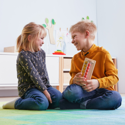 Spelende kinderen op kleed