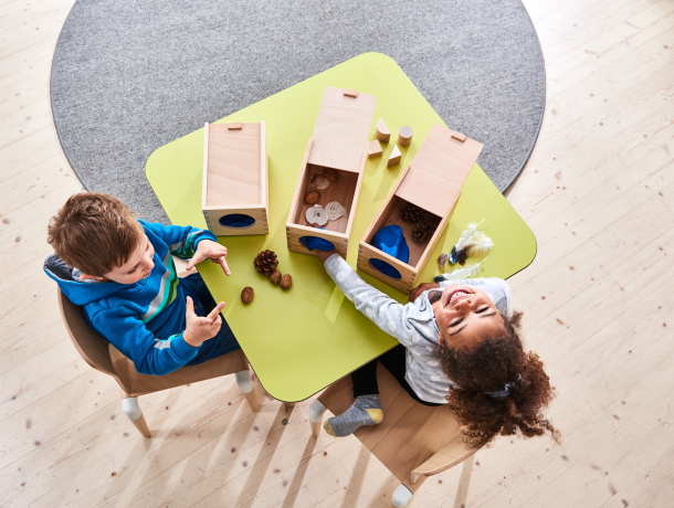 Stoelen en tafels voor de basisschool